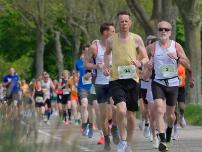 Grote groep Inspirathors aan de start van de Vlietloop